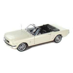  1964 1/2 Ford Mustang Convertible 1/18 Cream White: Toys 