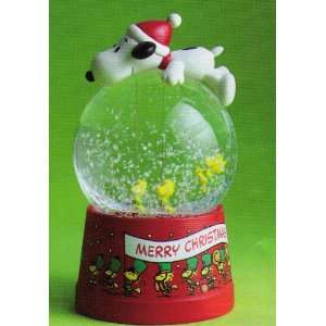  Hallmark Christmas XKT3006 Snoopy Balloon with Woodstock Snow Globe 