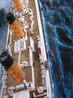 TITANIC Sinking 1/350 DIORAMA; model boats passengers  