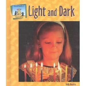  Light and Dark (Opposites) [Library Binding] Kelly Doudna Books