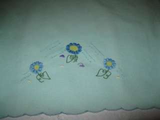 TWO VINTAGE LINEN EMBROIDERED TOWELS 21 1/2 X 15 1/2  